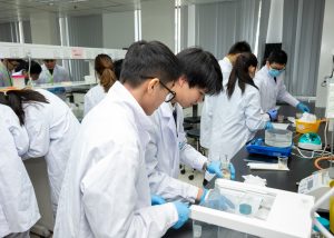 澳大健康科學學院辦科研探索之旅　提升中學生實驗技巧