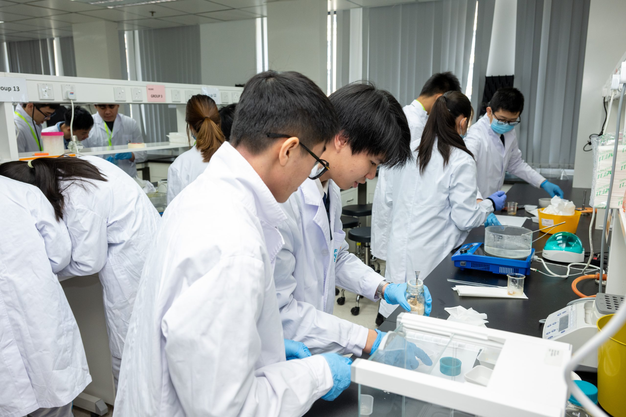 UM FHS organises science activity for secondary students to enhance their laboratory skills