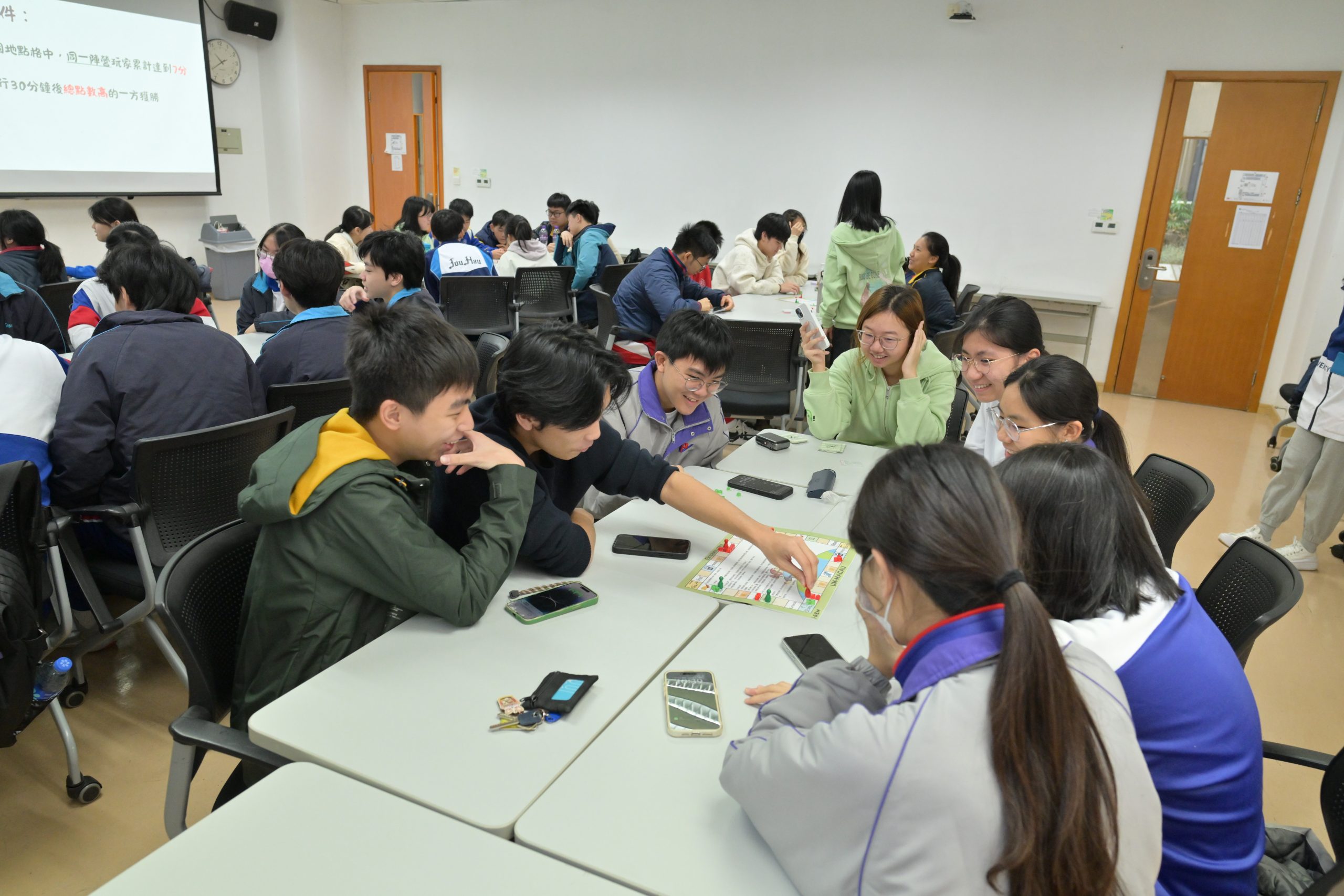 UM holds science outreach activity to inspire secondary students’ interest in scientific exploration